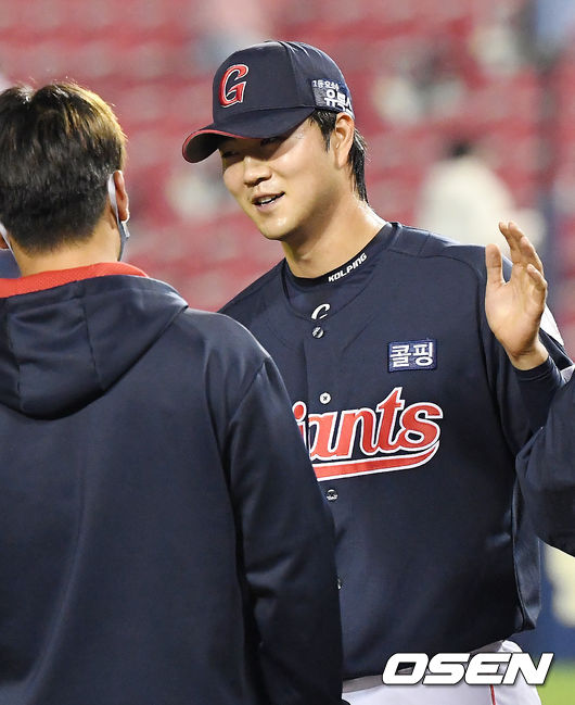 경기를 마치고 롯데 윤성빈이 동료들과 하이파이브를 하고 있다./ rumi@osen.co.kr