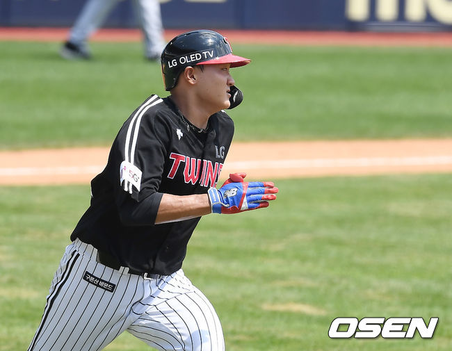 LG 트윈스는 27일 오후 1시 서울 잠실구장에서 5이닝으로 치러지는 미니 청백전을 실시했다. 결과는 3회 이천웅의 결승타를 앞세운 백팀의 5-2 승리였다.3회초 2사 2루 청팀 이재원이 1타점 적시 3루타를 때려내고 있다. 2021.07.27 /youngrae@osen.co.kr