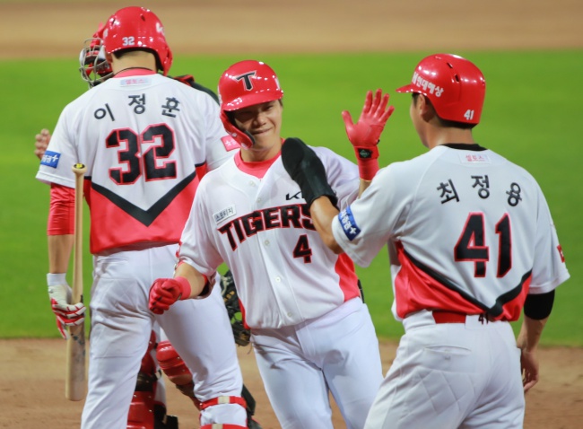 강경학이 투런홈런을 날리고 동료의 축하를 받고 있다./KIA 타이거즈 제공.