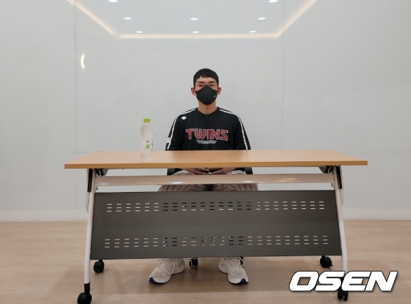 키움 히어로즈를 떠나 LG 트윈스로 돌아온 서건창(31). 그가 친정팀 유니폼을 다시 입게 된 소감을 밝혔다.