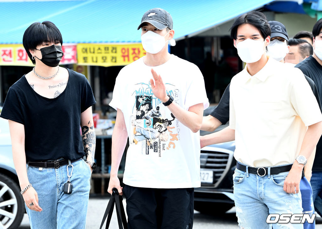 그룹 빅톤(VICTON) 한승우가 국방의 의무를 다하기 위해 28일 오후 충청남도 논산 육군훈련소를 통해 입소했다. 한승우는 기초 군사 훈련을 받은 뒤 군악대에 배치돼 복무할 예정이다.빅톤 한승우(가운데)가 멤버들의 마중을 받으며 입소대로 향하고 있다. 2021.07.28 / dreamer@osen.co.kr