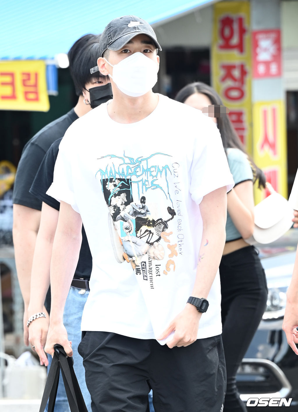 빅톤 한승우가 멤버들의 마중을 받으며 입소대로 향하고 있다. 2021.07.28 / dreamer@osen.co.kr
