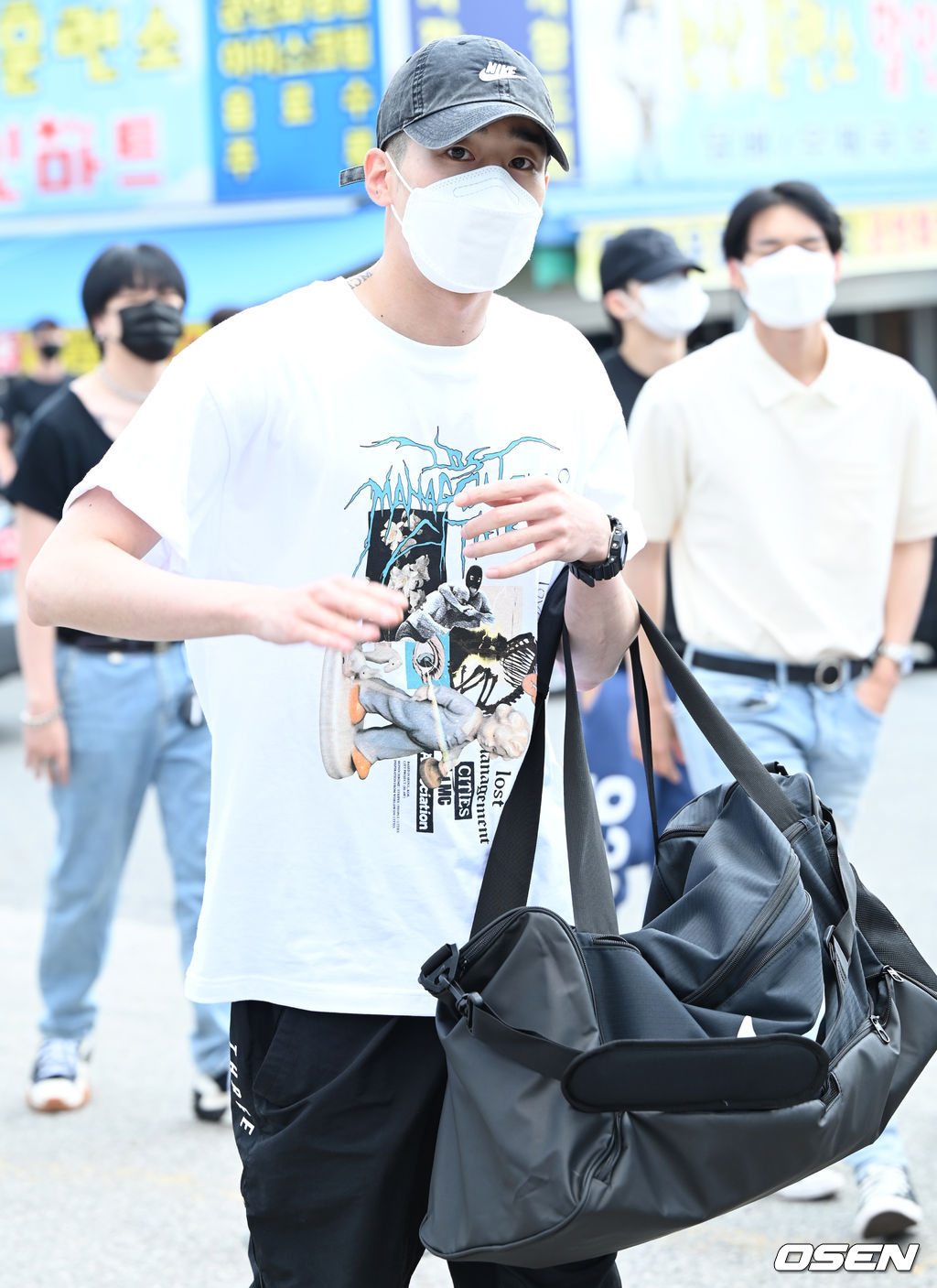 빅톤 한승우가 멤버들의 마중을 받으며 입소대로 향하고 있다. 2021.07.28 / dreamer@osen.co.kr