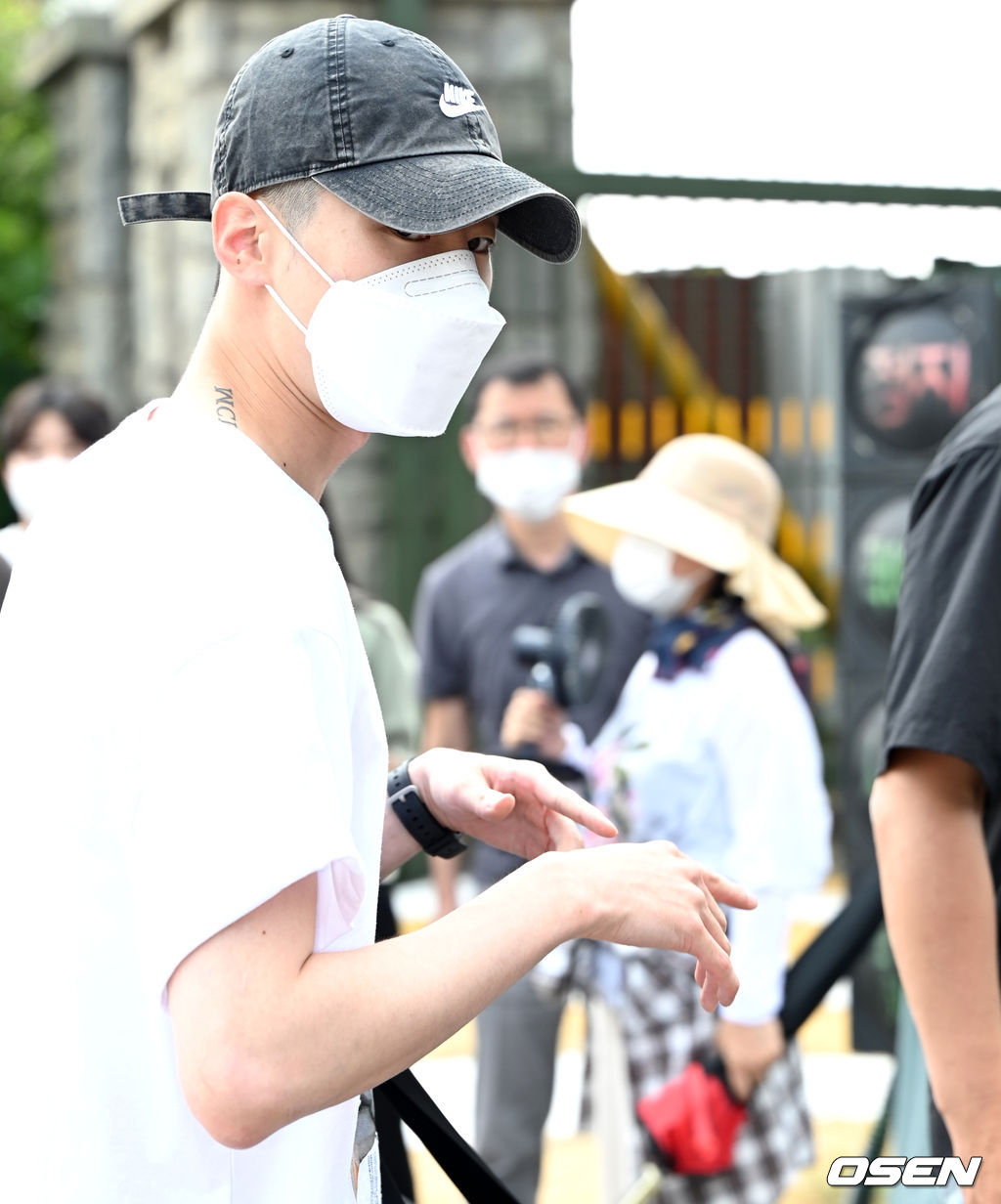 빅톤 한승우가 멤버들의 마중을 받으며 입소대로 향하고 있다. 2021.07.28 / dreamer@osen.co.kr