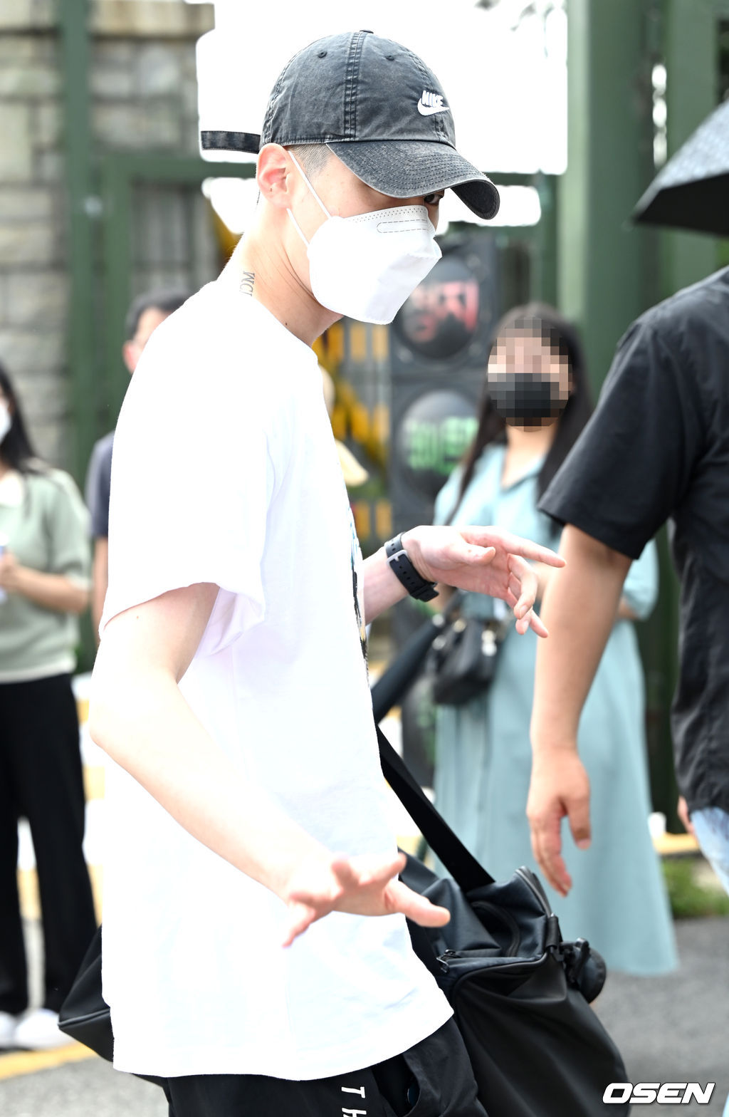빅톤 한승우가 입소대로 향하며 팬들에게 인사하고 있다. 2021.07.28 / dreamer@osen.co.kr