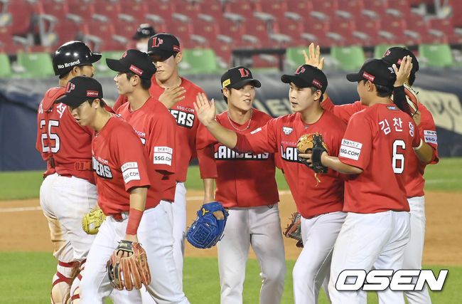 SSG는 28일 잠실구장에서 진행된 LG 트윈스와 연습경기에서 8-3 승리를 거뒀다.승리를 거둔 SSG 선수들이 기뻐하고 있다. 2021.07.28/youngrae@osen.co.kr