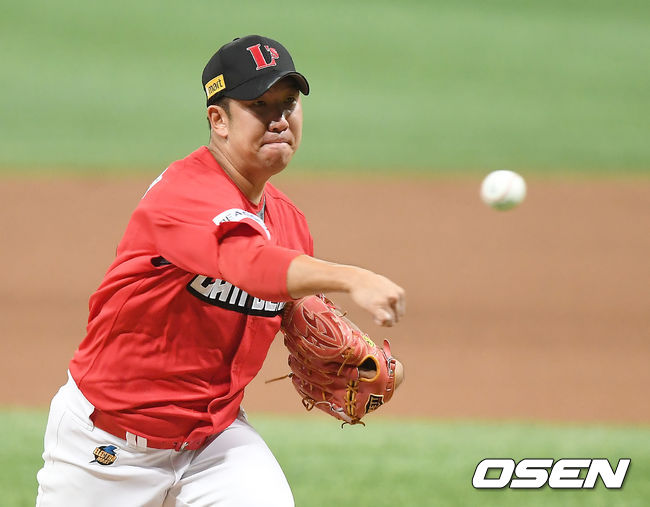 7일 오후 서울 고척스카이돔에서 ‘2021 신한은행 SOL KBO 리그’ 키움 히어로즈와 SSG 랜더스의 경기가 열렸다.8회말 SSG 신재영이 역투하고 있다. 2021.07.07/youngrae@osen.co.kr