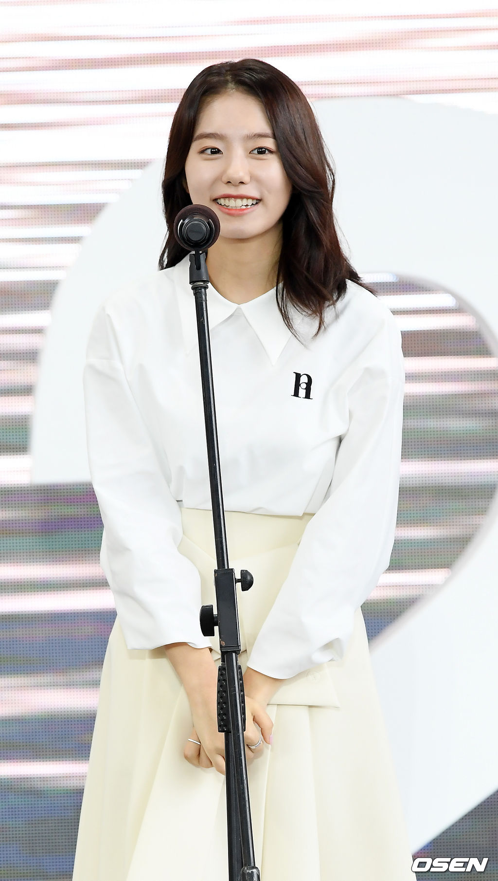 무대 위에서 배우 김소혜가 미소 지으며 인사를 하고 있다./rumi@osen.co.kr