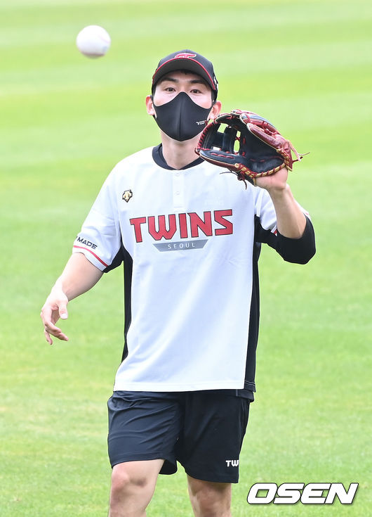 28일 오후 서울 잠실야구장에서 LG 트윈스와 KT 위즈의 연습경기가 진행됐다. 키움에서 LG로 트레이드된 서건창이 김민성과 캐치볼을 하고 있다. 2021.07.28/youngrae@osen.co.kr