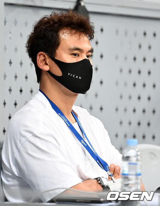  박찬호 해설위원이 경기를 지켜보고 있다. 2021.07.25 /jpnews@osen.co.kr