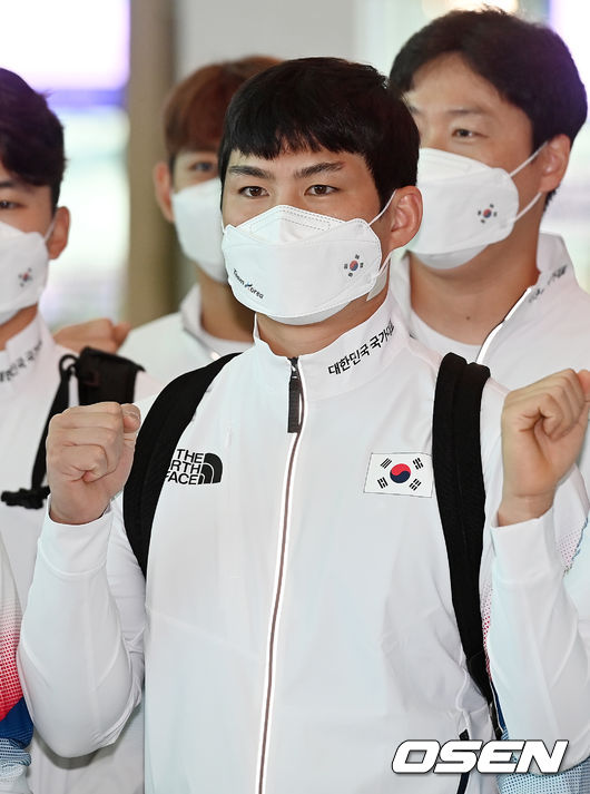 야구대표팀이 오지환이 출국을 하며 파이팅을 외치고 있다. 2021.07.26 / rumi@osen.co.kr