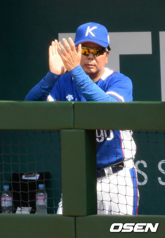 8회초 공격 때 한국 선동렬 감독이 선수들을 격려하고 있다. /spjj@osen.co.kr