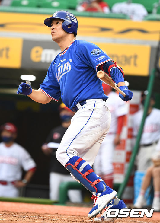 2회초 무사 선두타자롤 나선 삼성 강민호가 선제 좌월 솔로포를 날리고 타구를 바라보고 있다. 2021.06.29 / dreamer@osen.co.kr