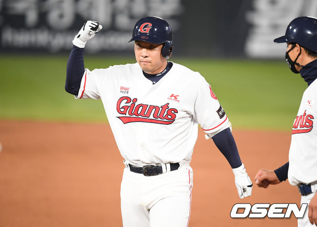 21일 오후 부산사직구장에서 '2021 신한은행 SOL KBO 리그' 롯데 자이언츠와 두산 베어스의 경기가 진행됐다.4회말 2사 2루 롯데 안치홍이 1타점 적시타를 날리고 세리머니를 하고 있다. / soul1014@osen.co.kr