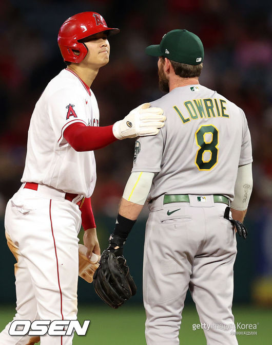 [사진] 오타니 쇼헤이(왼쪽)가 5회 도루 성공 후 2루수 제드 로우리의 어깨를 두드리고 있다. 2021.07.30 ⓒGettyimages(무단전재 및 재배포 금지)