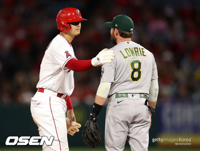 [사진][사진] 오타니 쇼헤이(왼쪽)가 5회 도루 성공 후 2루수 제드 로우리의 어깨를 두드리고 있다. 2021.07.30 ⓒGettyimages(무단전재 및 재배포 금지)ⓒGettyimages(무단전재 및 재배포 금지)