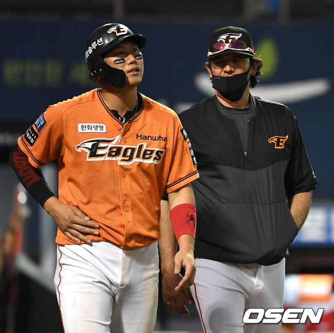 사구 후 하주석의 상태를 체크하는 한화 수베로 감독. 2021.06.19 / dreamer@osen.co.kr