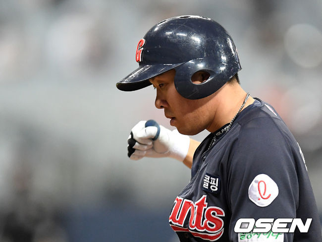 29일 오후 서울 고척스카이돔에서 ’2021 신한은행 SOL KBO 리그' 키움 히어로즈와 롯데 자이언츠의 경기가 열렸다.6회초 무사에서 롯데 안치홍이 우전 안타를 치고 세리머리를 하고 있다. 2021.06.29 /sunday@osen.co.kr