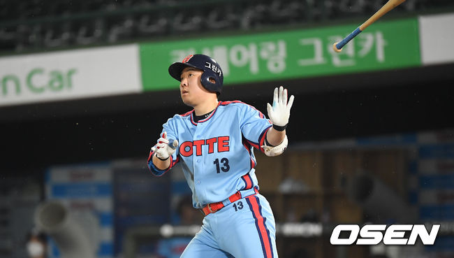 11일 오후 부산 사직구장에서 ‘2020 신한은행 SOL KBO리그’ 정규리그 롯데 자이언츠와 삼성 라이온즈과 경기가 진행됐다. 4회말 1사 만루 롯데 안치홍이 만루홈런을 날리고 있다/  soul1014@osen.co.kr