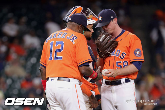 [사진] 브룩스 레일리(오른쪽)가 더스티 베이커 감독에게 공을 넘기고 있다. 2021.05.29 ⓒGettyimages(무단전재 및 재배포 금지)