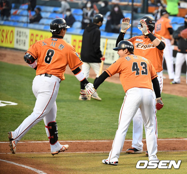 1회말 2사 1,3루에서 한화 노시환이 선제 스리런포를 날리고 정은원과 기뻐하고 있다. /jpnews@osen.co.kr