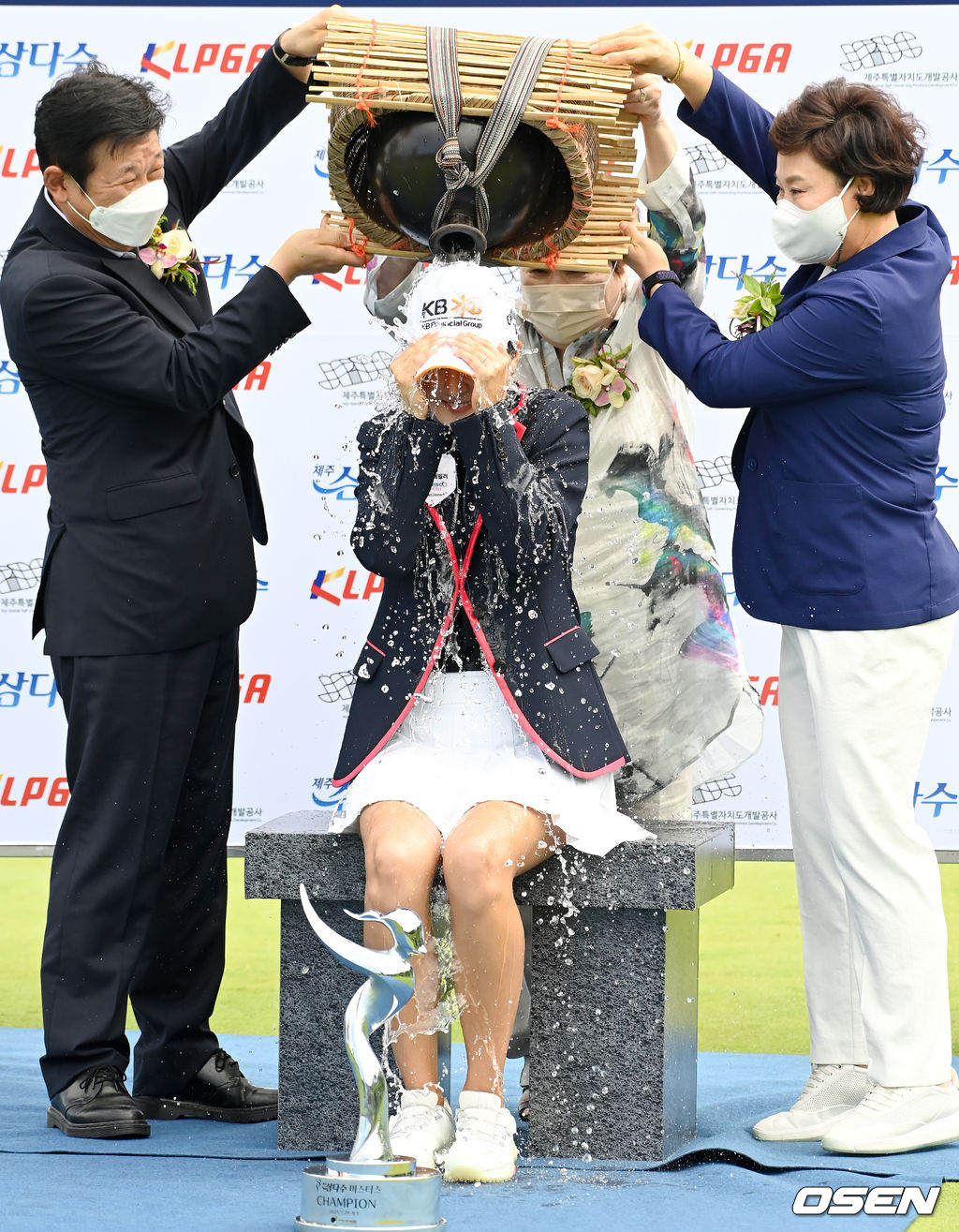 오지현이 3년 만에 우승컵을 들어올렸다.오지현은 1일 제주도 서귀포시 우리들골프&리조트(파72/6,506야드)에서 열린 2021 KLPGA(한국여자프로골프)투어 '제주삼다수 마스터스(총상금 9억 원, 우승상금 1억 6,200만 원)'에서 최종합계 17언더파 271타로 우승을 거뒀다.우승을 거둔 오지현이 물 허벅 세례를 받고 있다. 2021.08.01/youngrae@osen.co.kr
