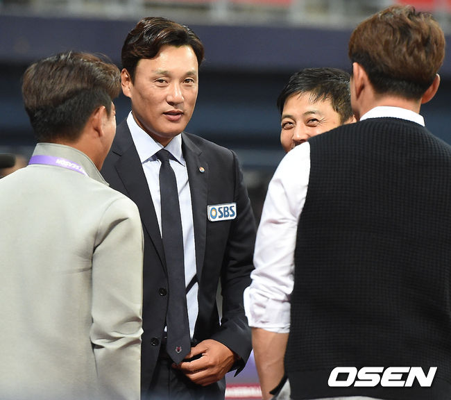 이승엽 KBO 홍보대사가 해설자로 나서 관계자들과 인사를 나누고 있다. /dreamer@osen.co.kr