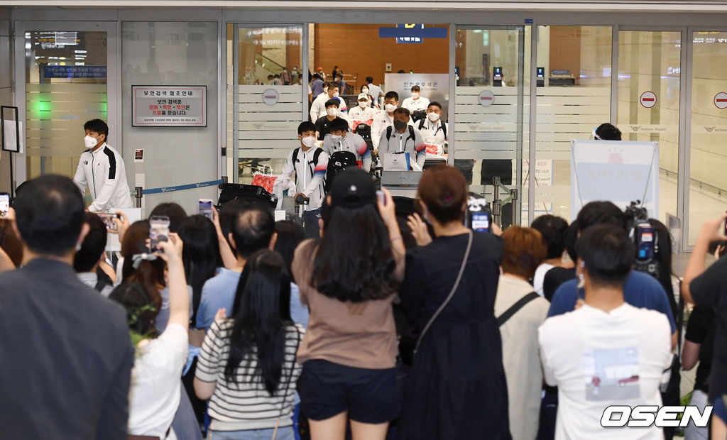 1일 오후 인천국제공항을 통해 귀국한 2020 도쿄올림픽 양궁 대표팀이 수많은 팬들과 취재진에 둘러싸여 입국장을 나가고 있다. 2021.08.01 /sunday@osen.co.kr                                                     