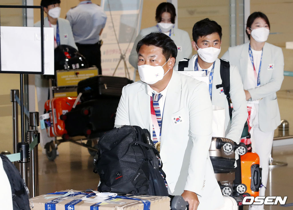 1일 오후 인천국제공항을 통해 귀국한 2020 도쿄올림픽 양궁 대표팀이 수많은 팬들과 취재진에 둘러싸여 입국장을 나가고 있다. 2021.08.01 /sunday@osen.co.kr                