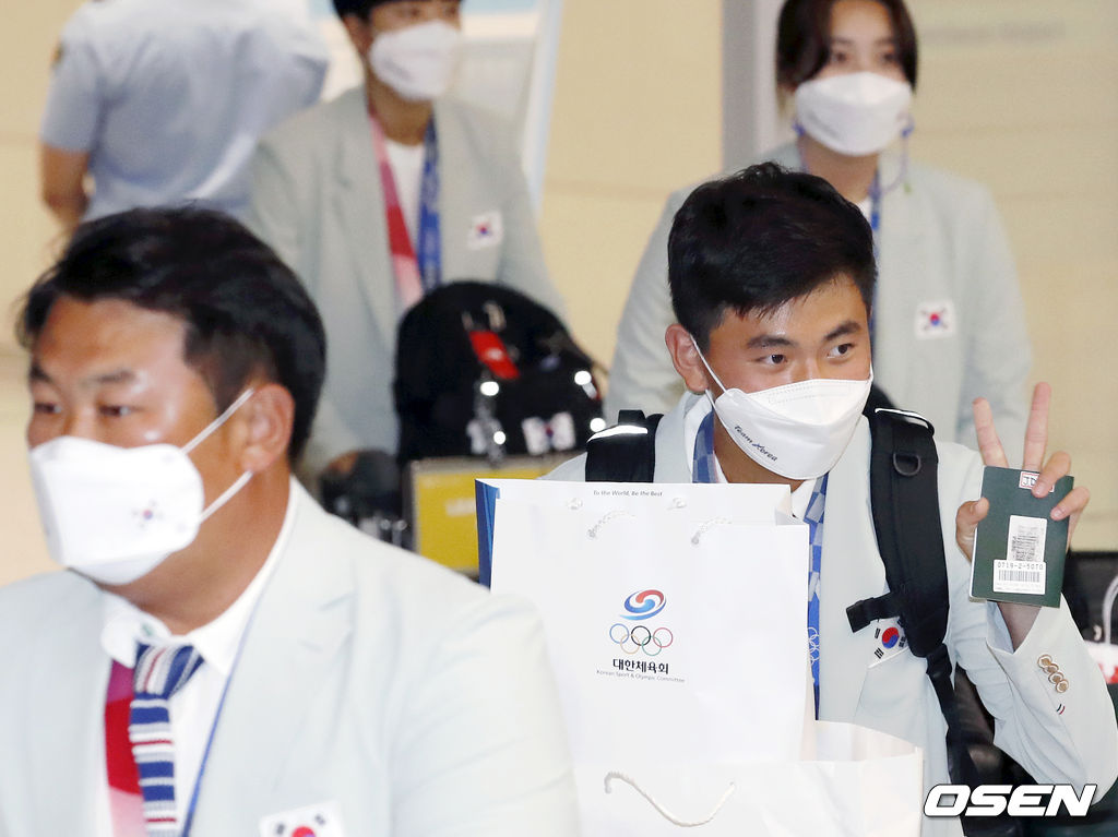 1일 오후 인천국제공항을 통해 귀국한 2020 도쿄올림픽 양궁 대표팀 김제덕이 손가락으로 브이를 그리며 입국장을 나가고 있다. 2021.08.01 /sunday@osen.co.kr                                                     
