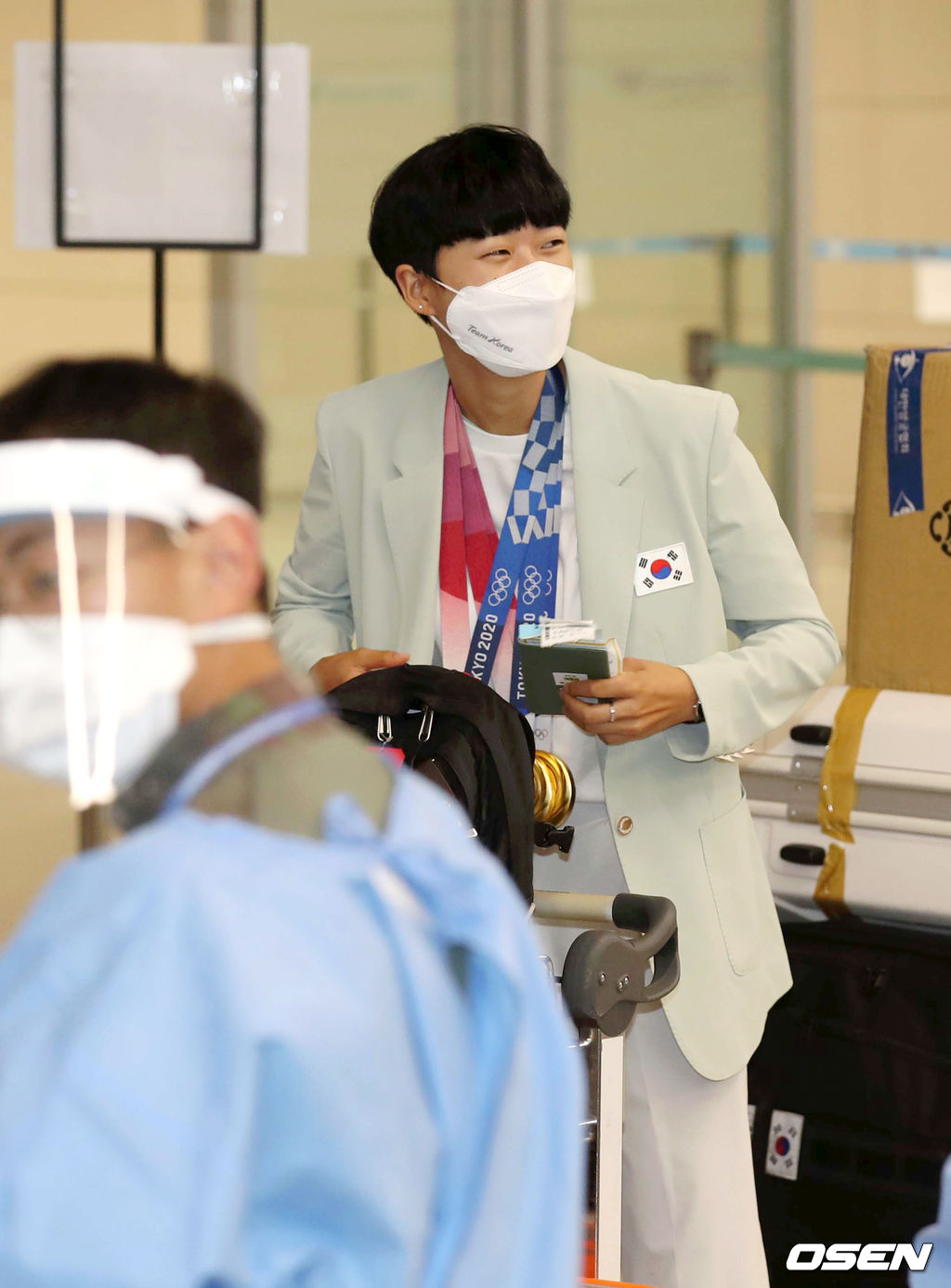 1일 오후 인천국제공항을 통해 귀국한 2020 도쿄올림픽 양궁 대표팀 안산이 미소를 지으며 입국장을 나가고 있다. 2021.08.01 /sunday@osen.co.kr                                          