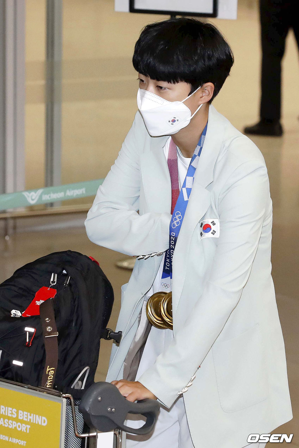 1일 오후 인천국제공항을 통해 귀국한 2020 도쿄올림픽 양궁 대표팀 안산이 입국장을 나가고 있다. 2021.08.01 /sunday@osen.co.kr                                                              