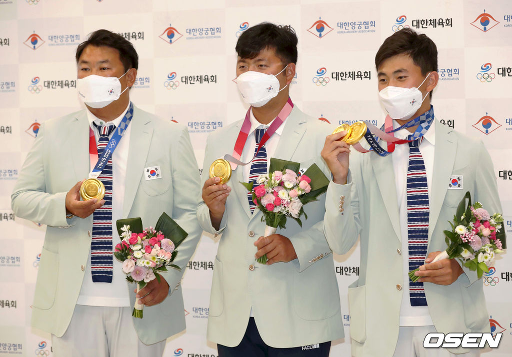 1일 오후 인천국제공항을 통해 귀국한 2020 도쿄올림픽 양궁 대표팀 오진혁, 김우진, 김제덕이 금메달을 걸고 포즈를 취하고 있다. 2021.08.01 /sunday@osen.co.kr                                          