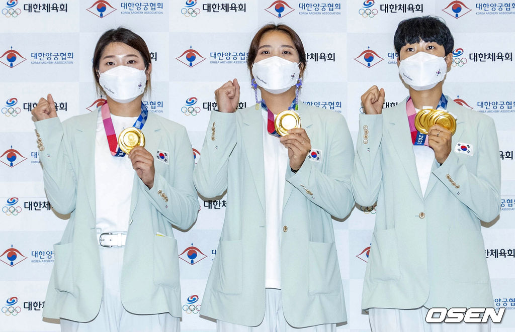 1일 오후 인천국제공항을 통해 귀국한 2020 도쿄올림픽 양궁 대표팀 강채영, 장민희, 안산이 금메달을 걸고 포즈를 취하고 있다. 2021.08.01 /sunday@osen.co.kr                                                              