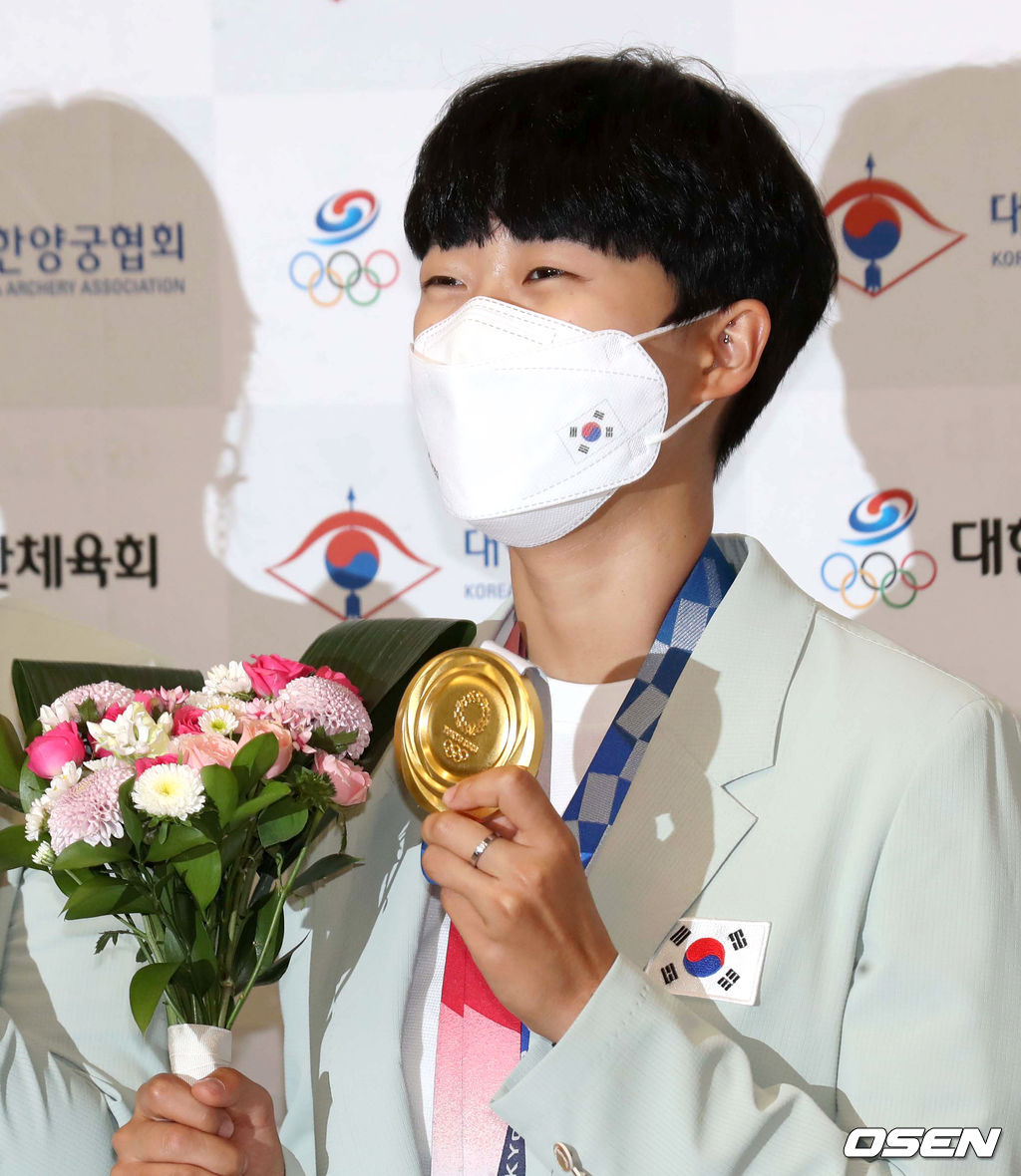 1일 오후 인천국제공항을 통해 귀국한 2020 도쿄올림픽 양궁 대표팀 안산이 금메달을 걸고 포즈를 취하고 있다. 2021.08.01 /sunday@osen.co.kr                                                                                  