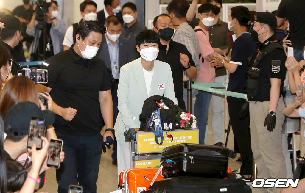 1일 오후 인천국제공항을 통해 귀국한 2020 도쿄올림픽 양궁 대표팀 안산이 팬들의 환호 속 입국장을 나가고 있다. 2021.08.01 /sunday@osen.co.kr                                                                       