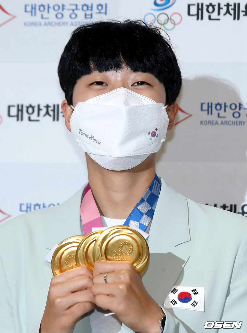 1일 오후 인천국제공항을 통해 귀국한 2020 도쿄올림픽 양궁 대표팀 안산이 금메달을 걸고 포즈를 취하고 있다. 2021.08.01 /sunday@osen.co.kr                                                                     