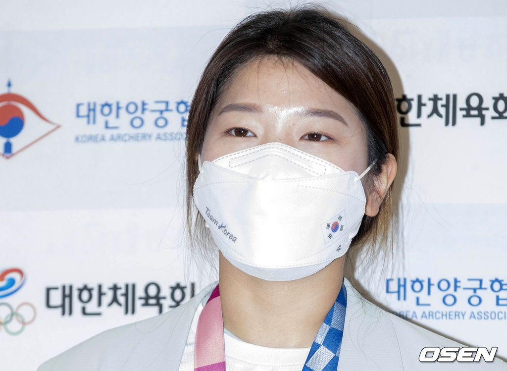 1일 오후 인천국제공항을 통해 귀국한 2020 도쿄올림픽 양궁 대표팀 강채영이 인터뷰를 하고 있다. 2021.08.01 /sunday@osen.co.kr                                                              