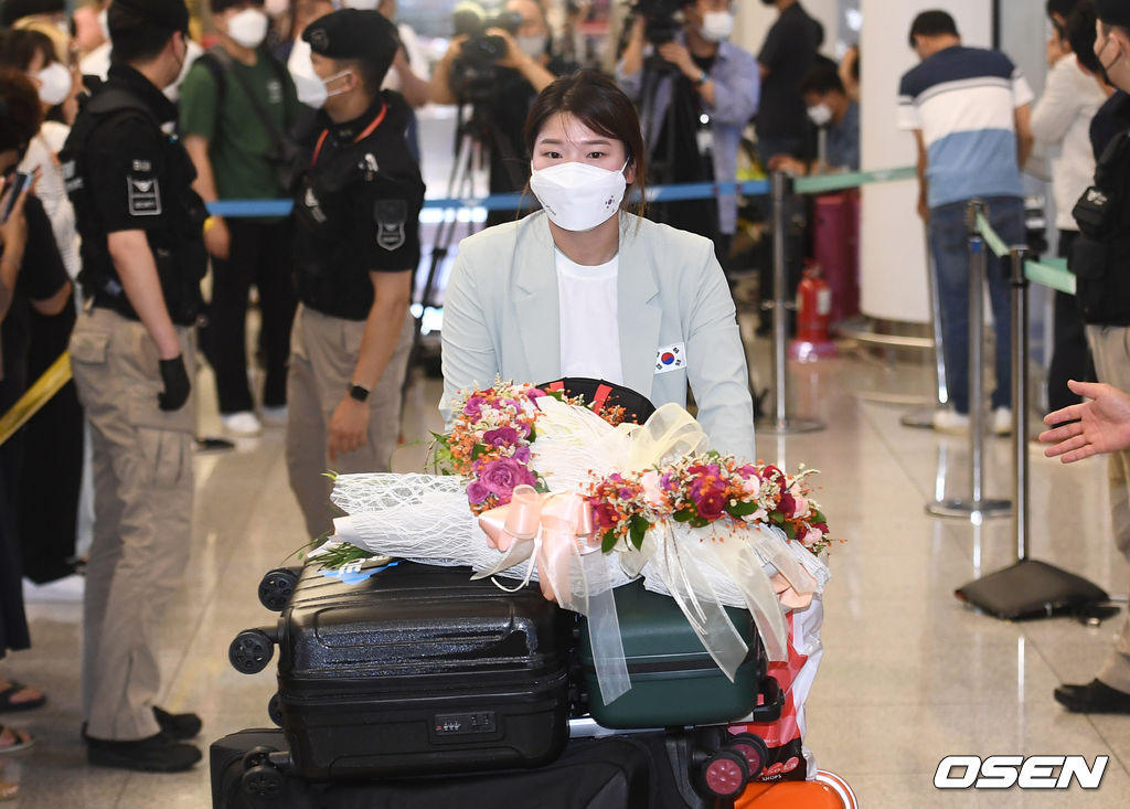 1일 오후 인천국제공항을 통해 귀국한 2020 도쿄올림픽 양궁 대표팀 강채영이 입국장을 나가고 있다. 2021.08.01 /sunday@osen.co.kr                                                              