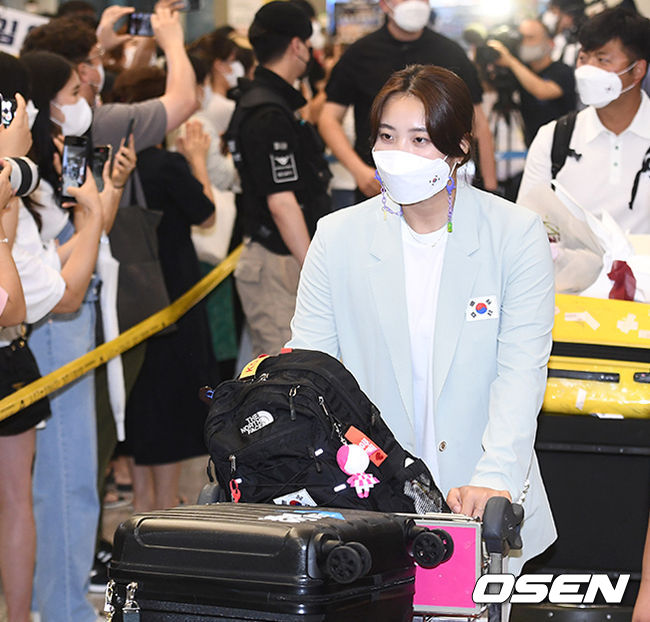 1일 오후 인천국제공항을 통해 귀국한 2020 도쿄올림픽 양궁 대표팀 장민희가 입국장을 나가고 있다. 2021.08.01 /sunday@osen.co.kr                                                             