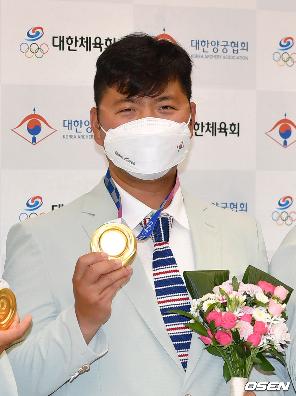 1일 오후 인천국제공항을 통해 귀국한 2020 도쿄올림픽 양궁 대표팀 김우진이 금메달을 걸고 포즈를 취하고 있다. 2021.08.01 /sunday@osen.co.kr