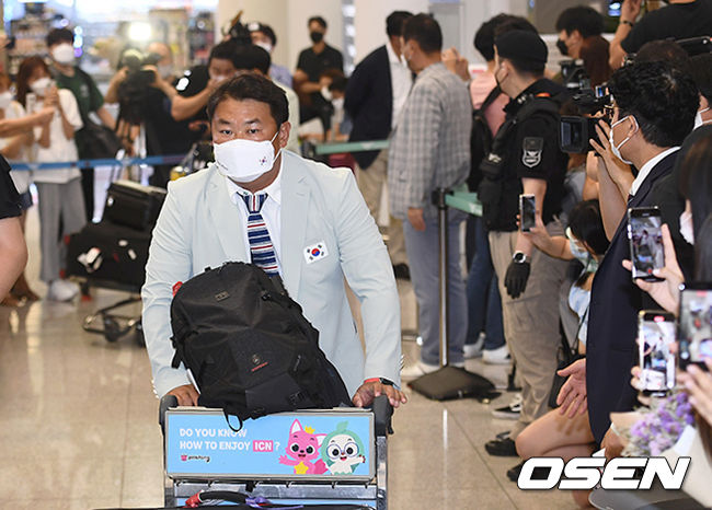 1일 오후 인천국제공항을 통해 귀국한 2020 도쿄올림픽 양궁 대표팀 오진혁이 입국장을 나가고 있다. 2021.08.01 /sunday@osen.co.kr                                                             