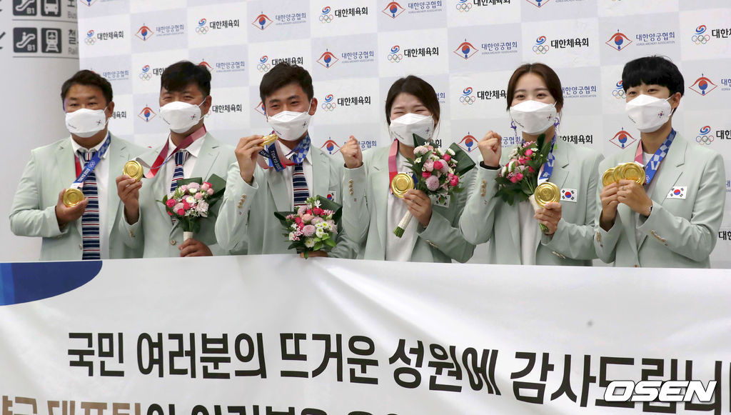 1일 오후 인천국제공항을 통해 귀국한 2020 도쿄올림픽 양궁 대표팀 오진혁, 김우진, 김제덕, 강채영, 장민희, 안산이 금메달을 걸고 포토타임을 가지고 있다. 2021.08.01 /sunday@osen.co.kr                                    