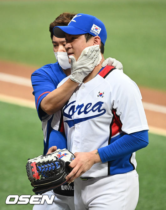 김경문 감독이 이끄는 2020 도쿄 올림픽 야구 국가대표팀이 24일 오후 서울 고척스카이돔에서 LG 트윈스와 평가전을 가졌다. 6회초 채은성 수비 과정서 부상 당한 오지환 유격수가 교체되고 있다. 2021.07.24 / soul1014@osen.co.kr