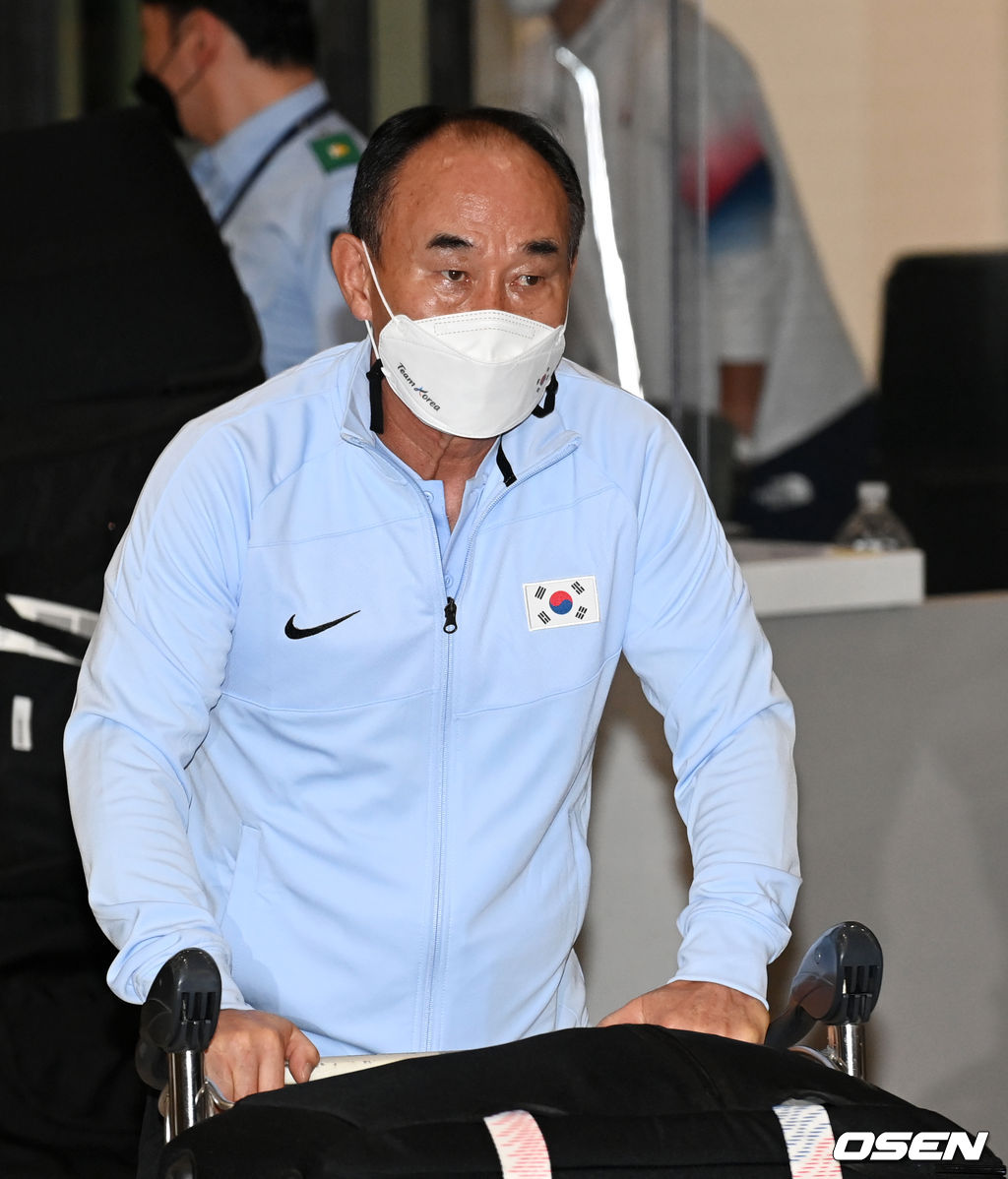 남자 축구대표팀 감독 김학범이 입국장을 나서고 있다. 2021.08.02 /cej@osen.co.kr