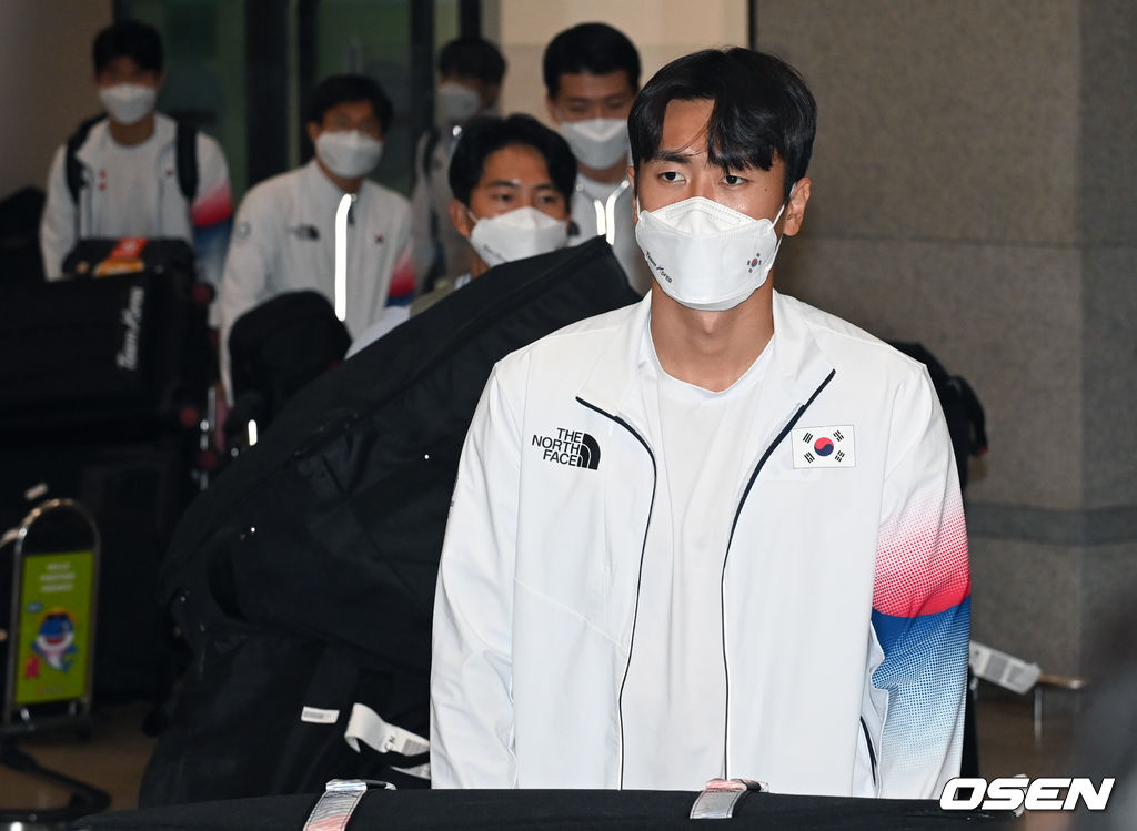 남자 축구대표팀 원두재가 입국장을 나서고 있다. 2021.08.02 /cej@osen.co.kr