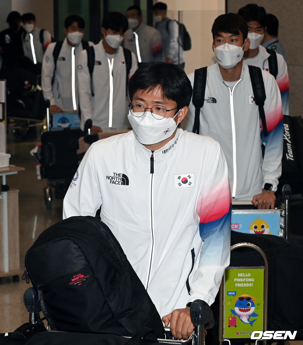 남자 축구대표팀 권창훈이 입국장을 나서고 있다. 2021.08.02 /cej@osen.co.kr