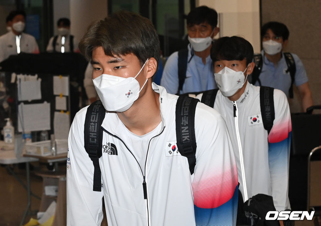 남자 축구대표팀 송범근이 입국장을 나서고 있다. 2021.08.02 /cej@osen.co.kr