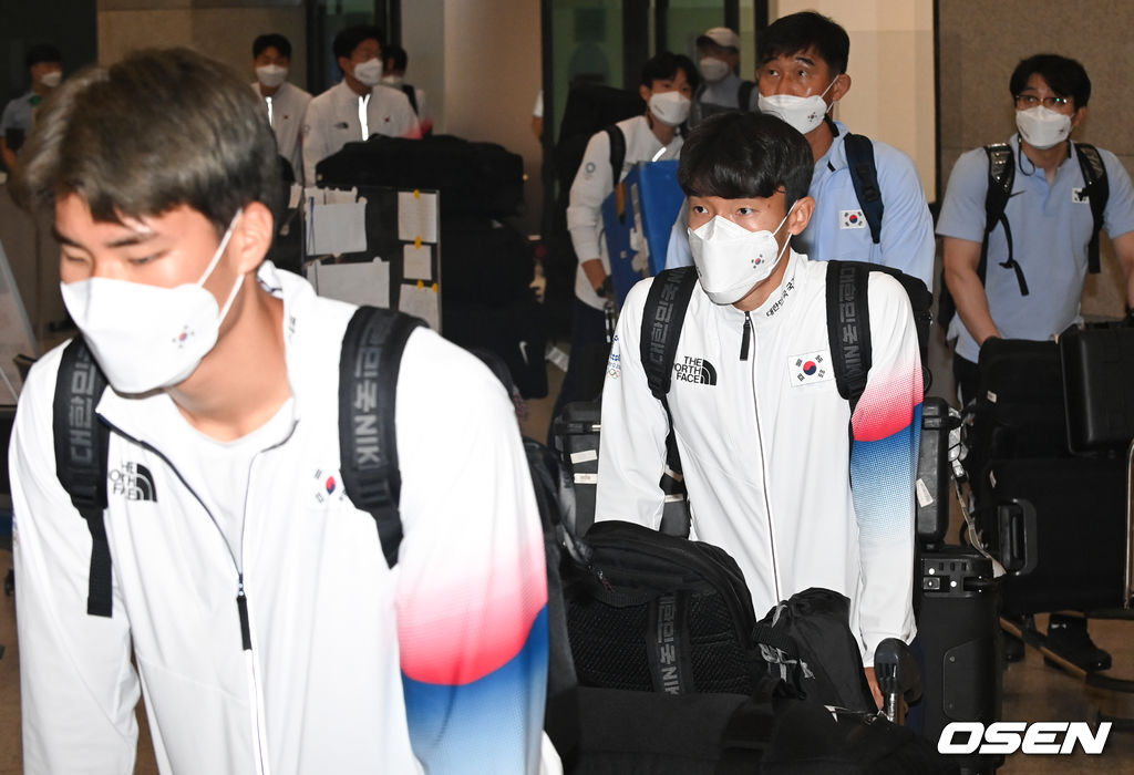 남자 축구대표팀 김진야가 입국장을 나서고 있다. 2021.08.02 /cej@osen.co.kr