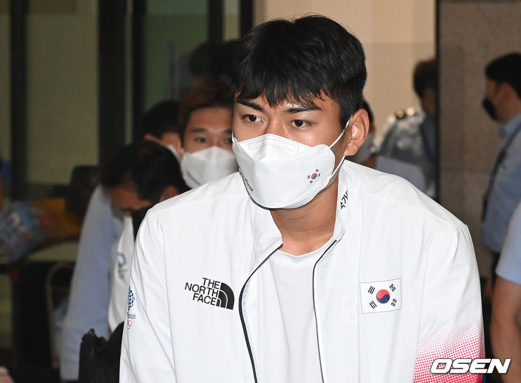 남자 축구대표팀 정태욱이 입국장을 나서고 있다. 2021.08.02 /cej@osen.co.kr